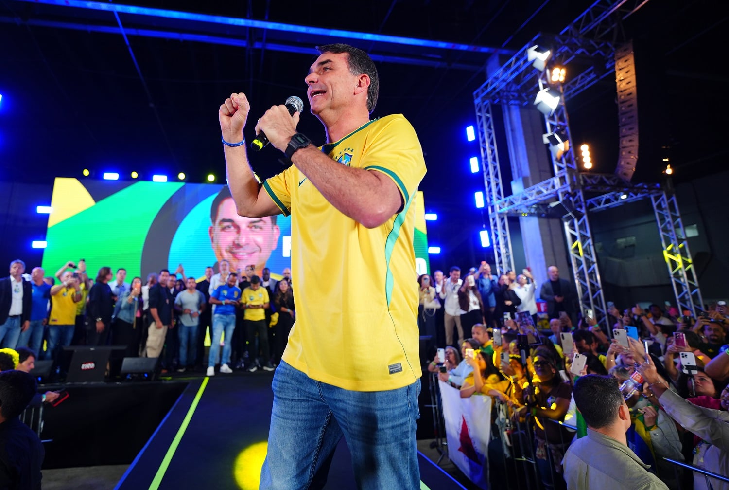 Flávio Bolsonaro ajusta discurso com 40 candidatos ao Senado
