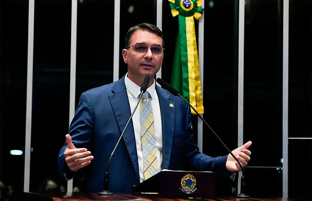 Flávio Bolsonaro critica política econômica de Lula e alerta para dívida