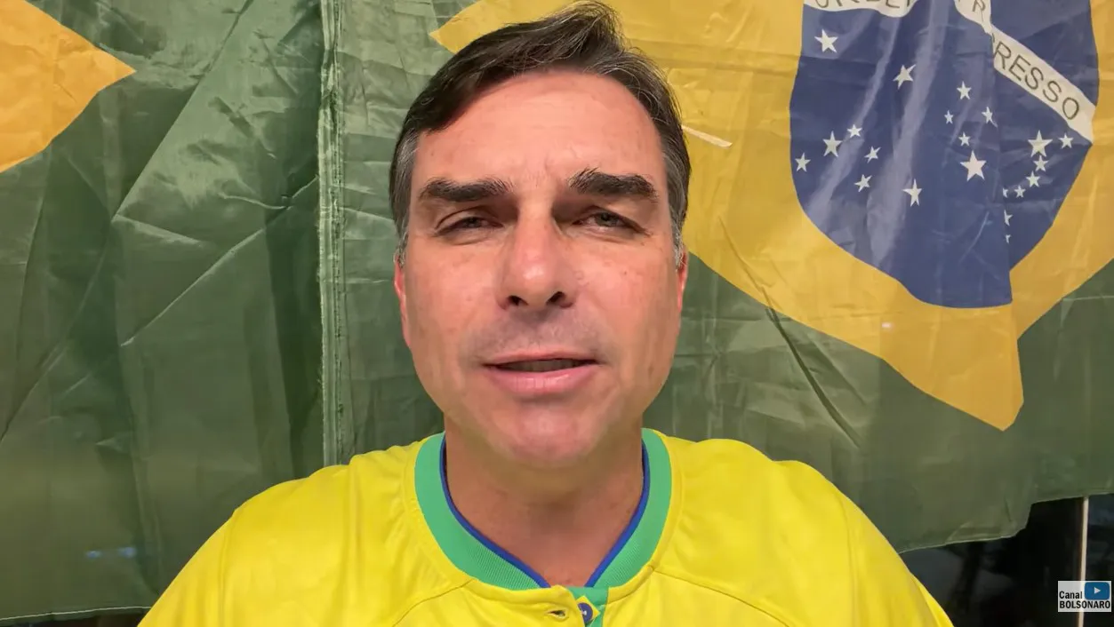 Flávio Bolsonaro critica STF e anuncia corte de ministérios em live