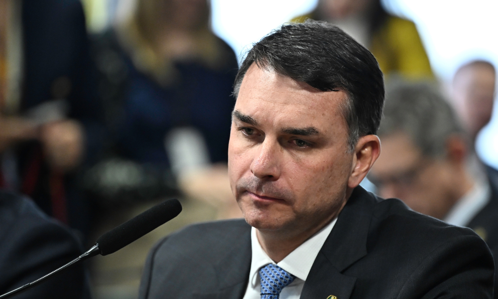 Flávio Bolsonaro culpa governo Lula por tarifas dos EUA e defende família