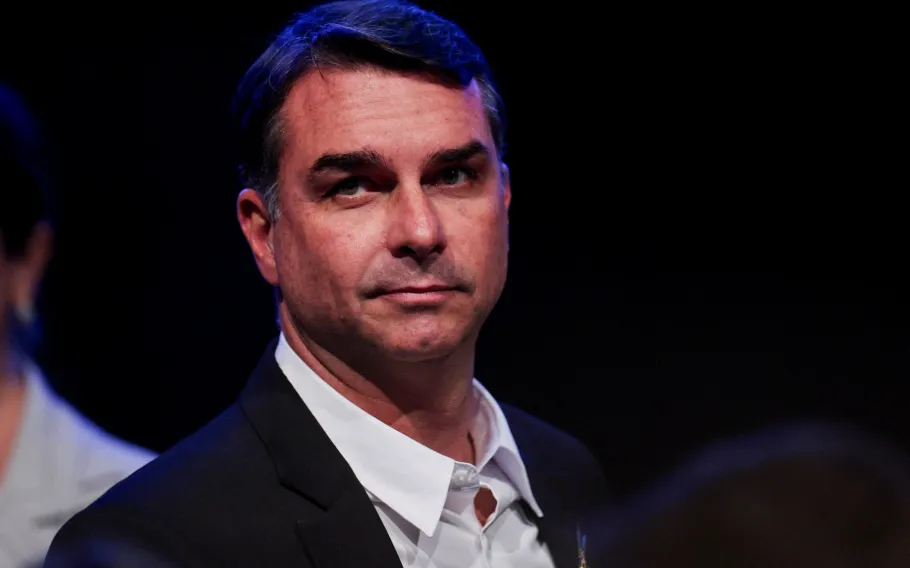 Flávio Bolsonaro denuncia tentativa de filiação ao PT enviada por e-mail