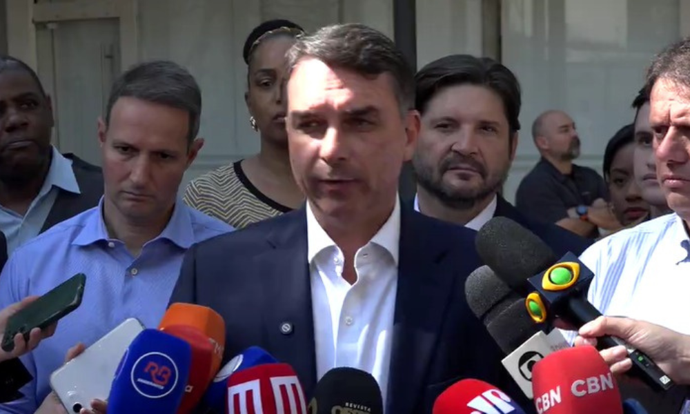 Flávio Bolsonaro encontra ministro de Segurança de El Salvador em SP
