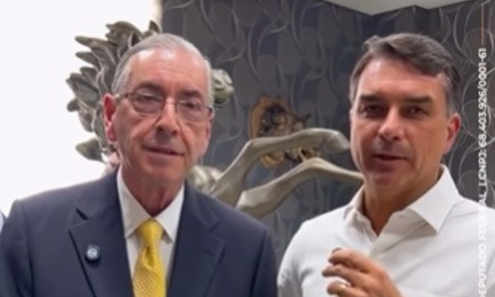 Flávio Bolsonaro grava vídeo e declara apoio a Eduardo Cunha para a Câmara