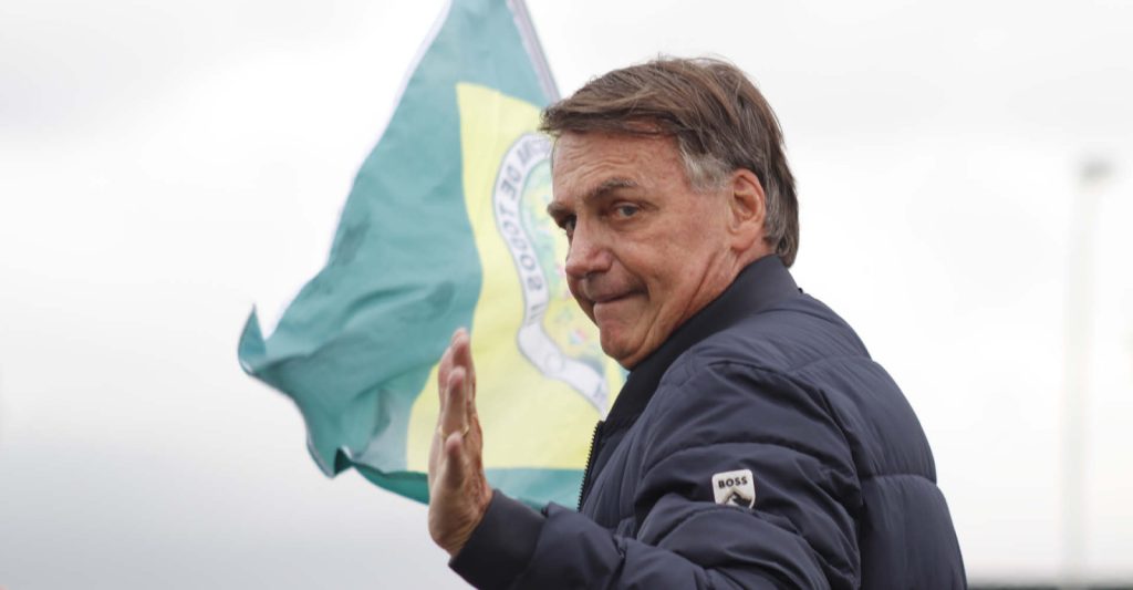 Flávio Bolsonaro inicia campanha em Copacabana e ataca governo Lula