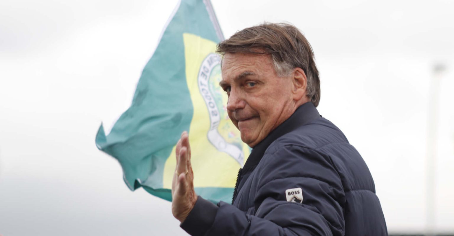 Flávio Bolsonaro inicia campanha em Copacabana e ataca governo Lula