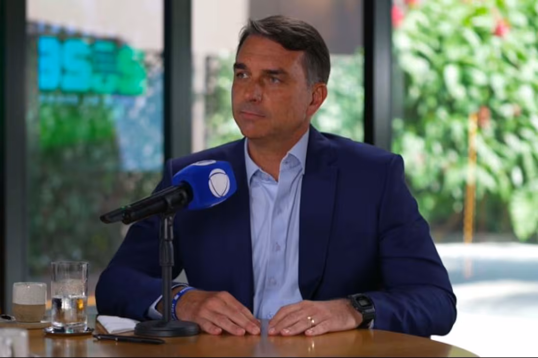 Flávio Bolsonaro promete indicar ao STF ministros contra aborto e drogas