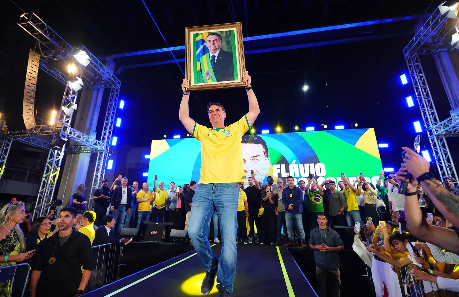 Flávio Bolsonaro propõe regras objetivas sobre armas em transição