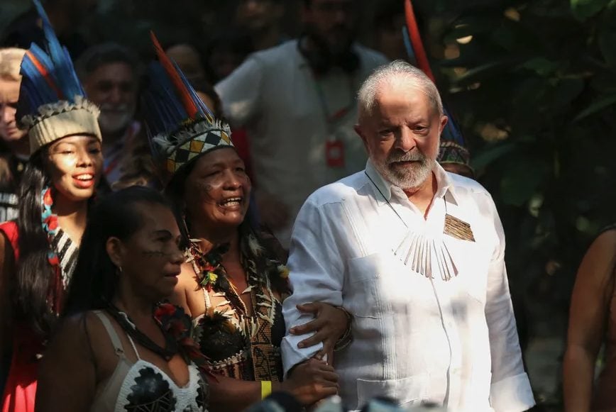 Flávio Bolsonaro questiona 'genocida' e reacende debate sobre Yanomami