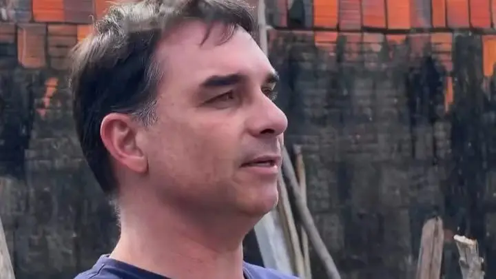 Flávio Bolsonaro reduz distância para Lula e sobe a 35% em pesquisa