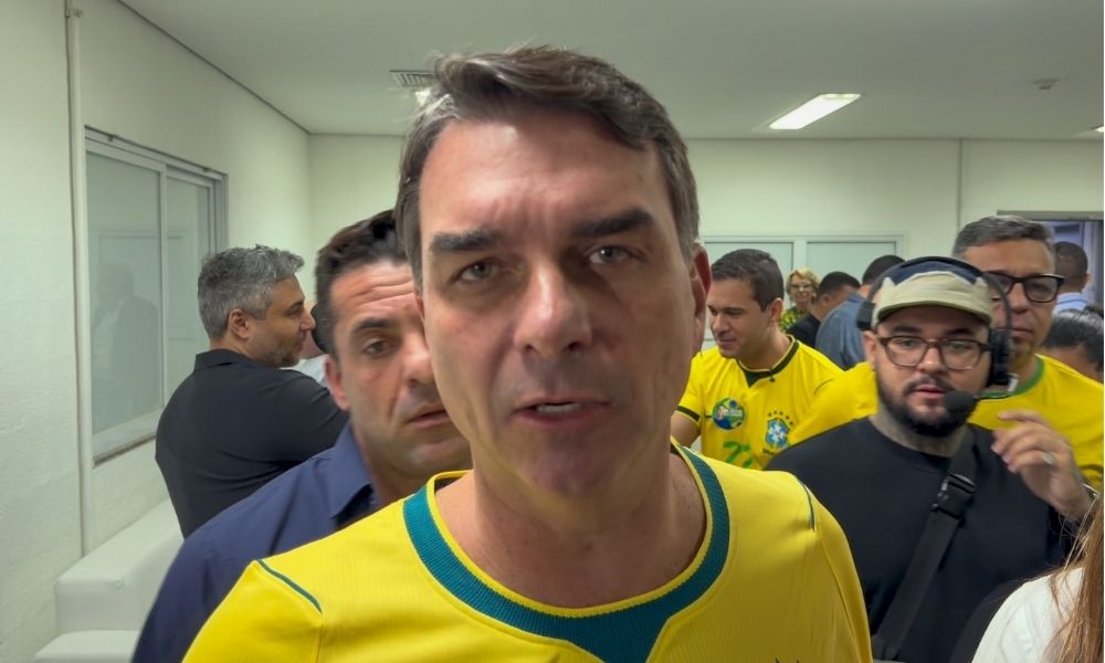 Flávio Bolsonaro se filia ao partido Missão e atrasa registro de candidatura