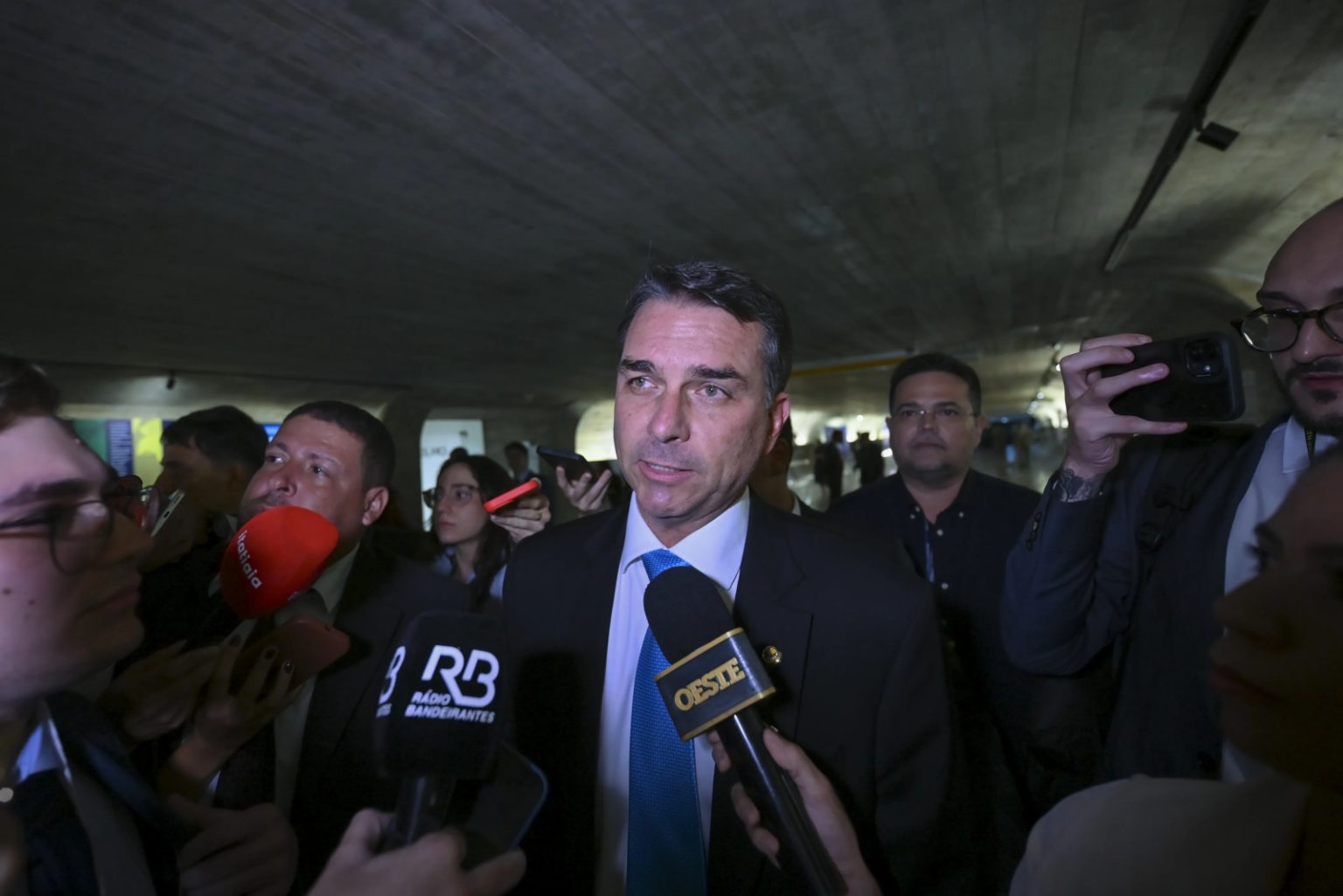 Flávio Bolsonaro visita SP, SC, PB e DF com Michelle para unificar palanques
