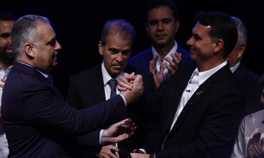 Flávio intensifica polarização contra Lula com nova equipe de comunicação