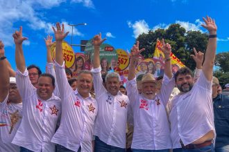 Geraldinho lidera ato no Bonfim e reforça apoio a Lula e Jerônimo