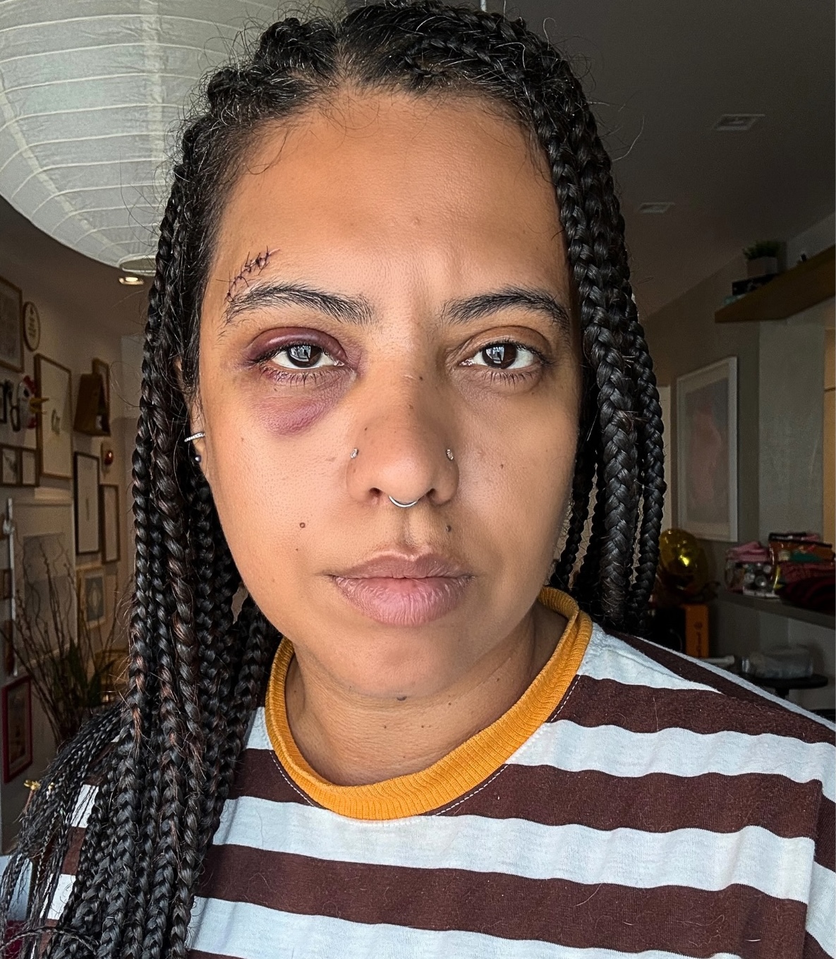 Homem agride influenciadora Carla Lemos durante roda de samba na Lapa