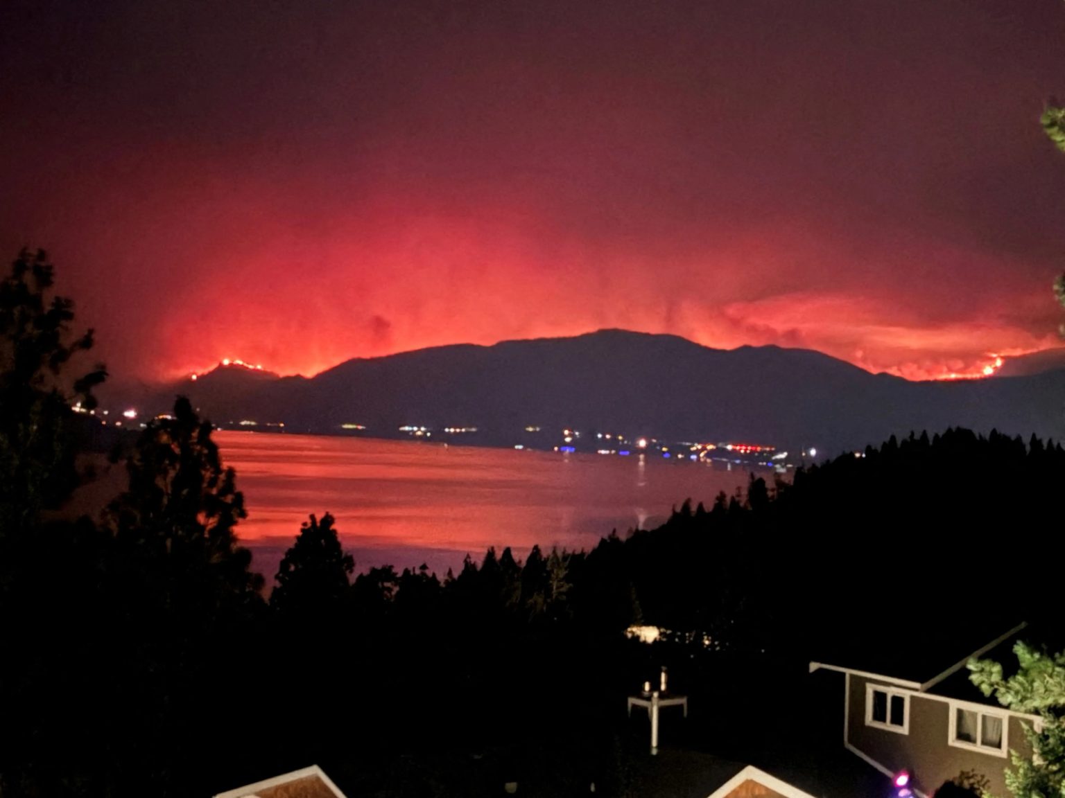 Incêndio no sul da Colúmbia Britânica força 20 mil a evacuar