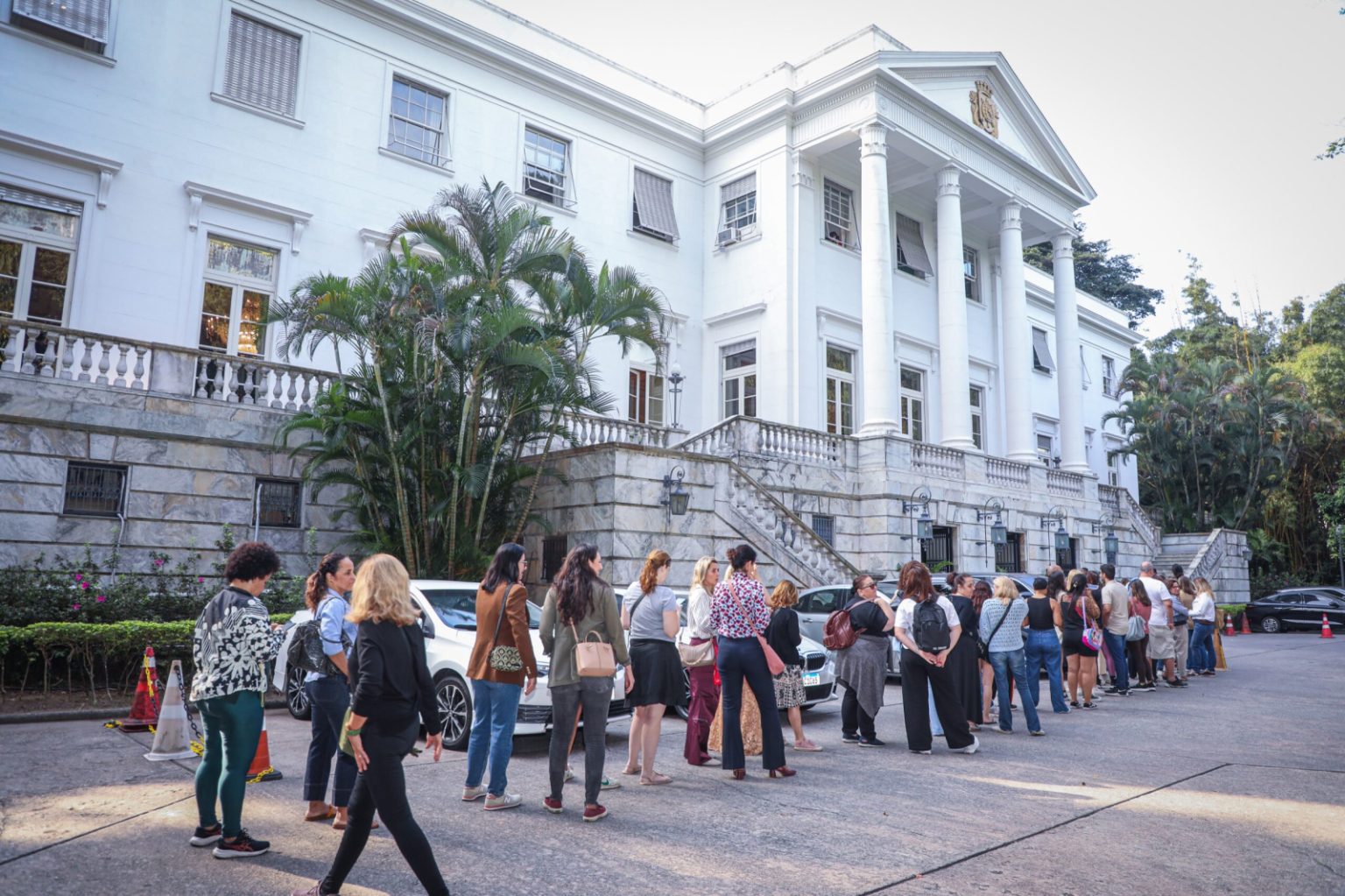 Influenciadoras abrem closets e doam 1.000+ peças no Bazar RIOinclui