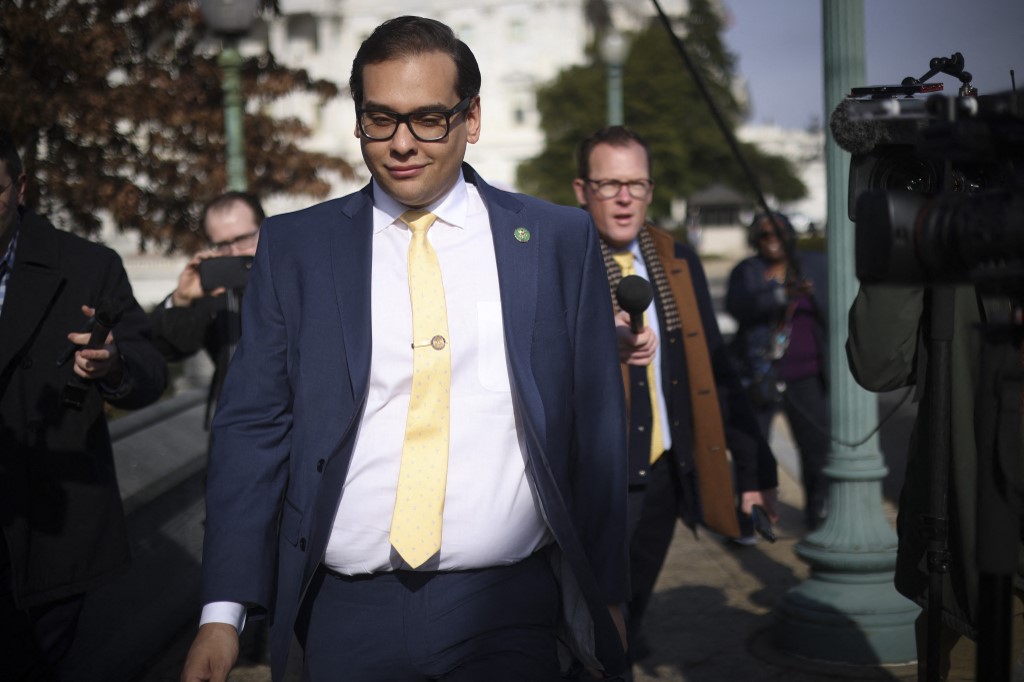 Kalshi bane George Santos vitaliciamente e multa de US$71.356