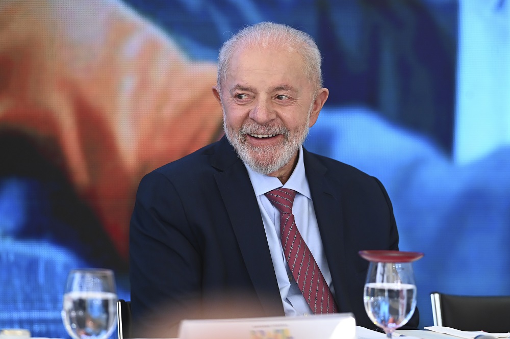 Lula acusa adversários de usar IA em fake news e promete formação