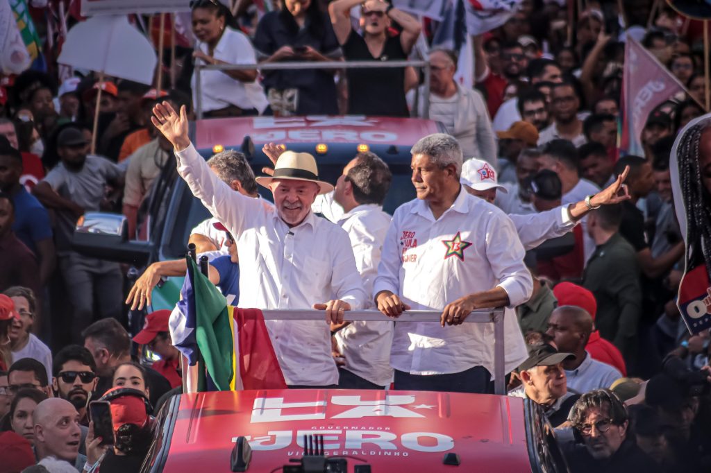 Lula aposta em vitória no 1º turno em comício festivo na Bahia