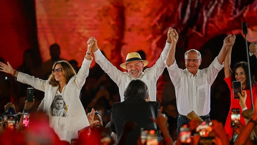 Lula ataca adversários e afirma defesa da soberania em convenção do PT