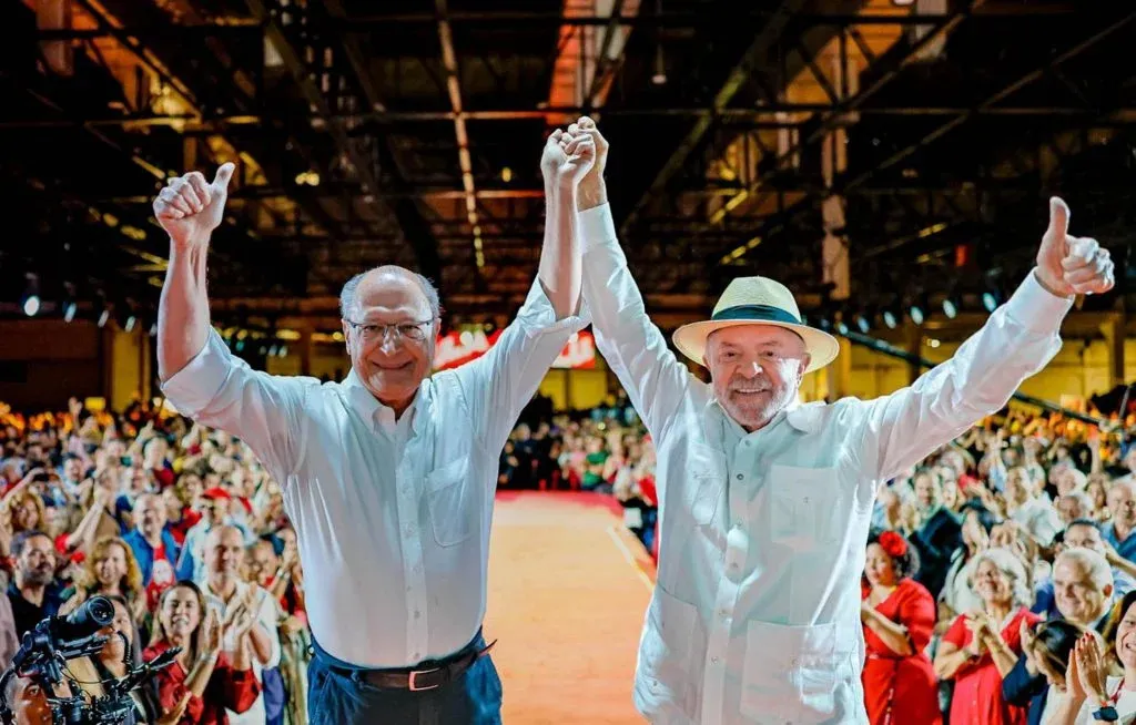 Lula homenageia Lupi e Genoíno na convenção que oficializa reeleição