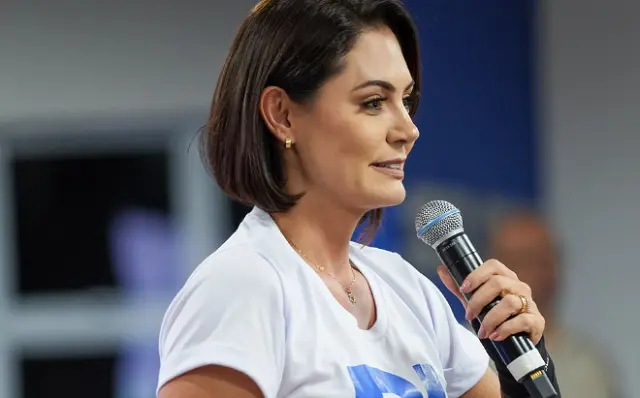 Michelle Bolsonaro lança pré-candidatura ao Senado e sela apoio a Flávio