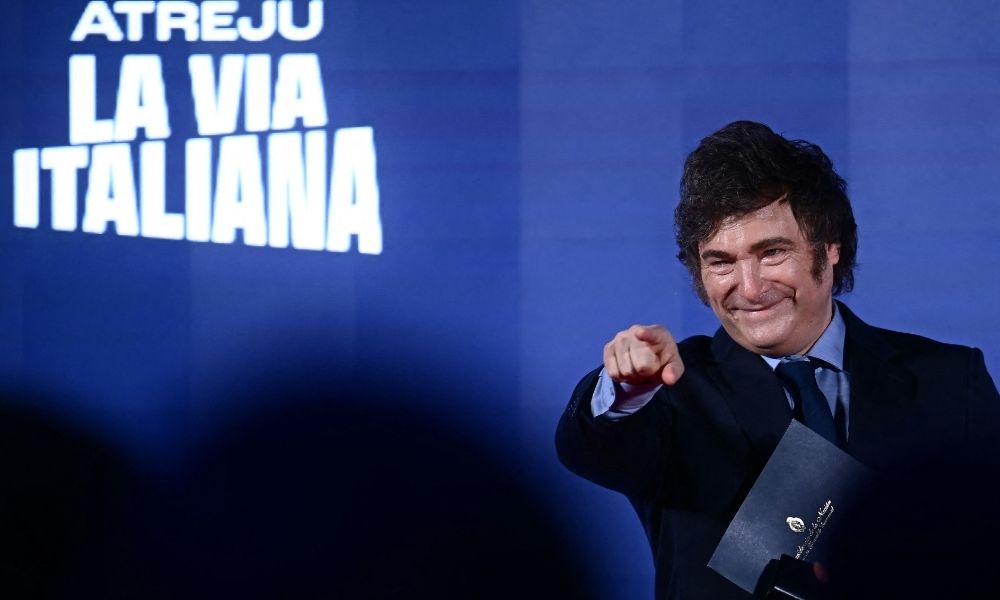 Milei confirma reeleição em 2027 e esconde nome do vice