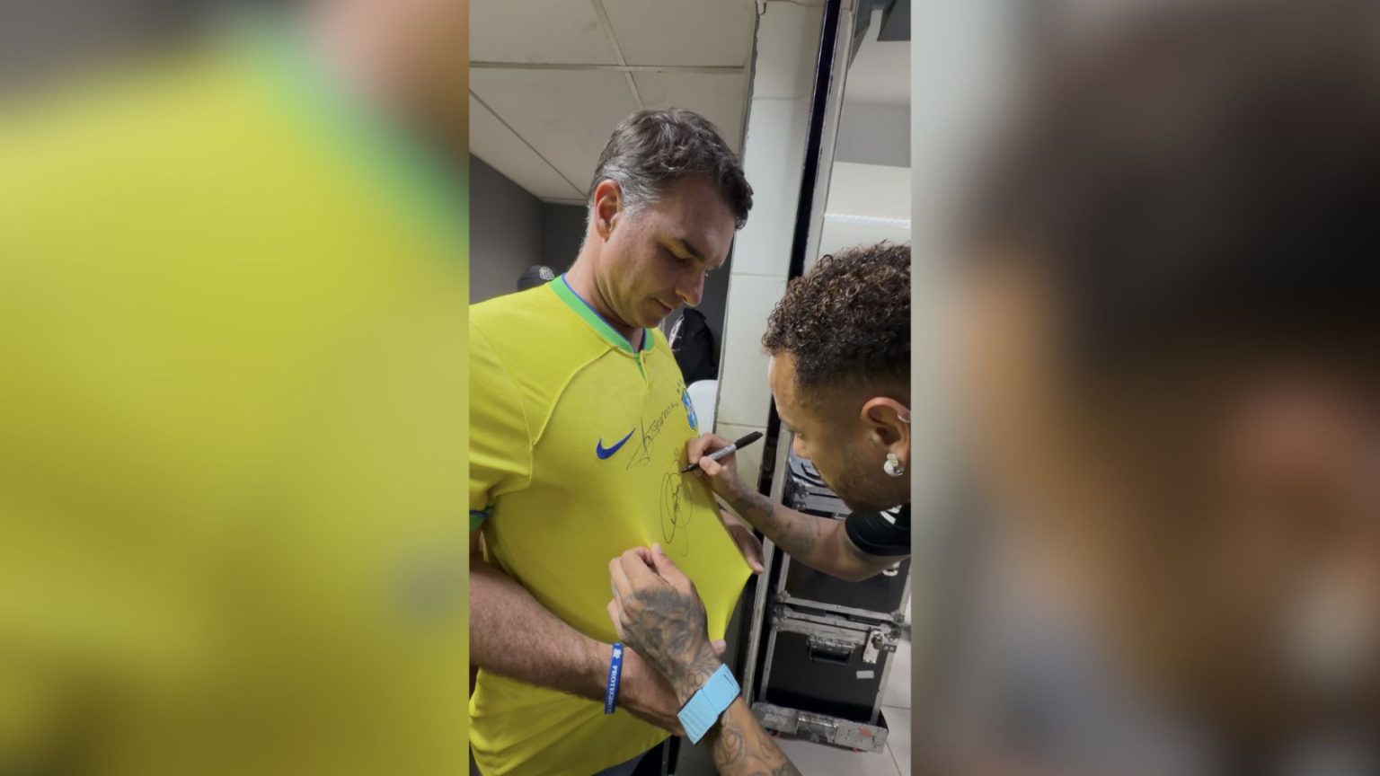 Neymar autografa camisa de Flávio Bolsonaro em São Januário