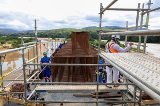 Obras da nova ponte sobre o Rio Jequitinhonha alcançam 65% de conclusão