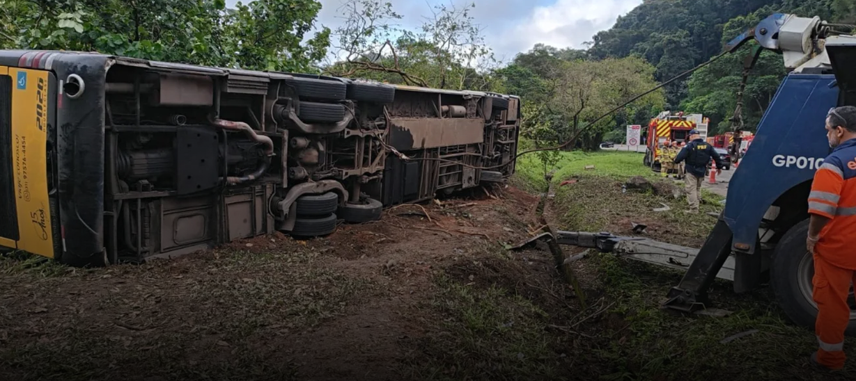 Ônibus tomba na BR-040 e provoca oito mortes em Petrópolis