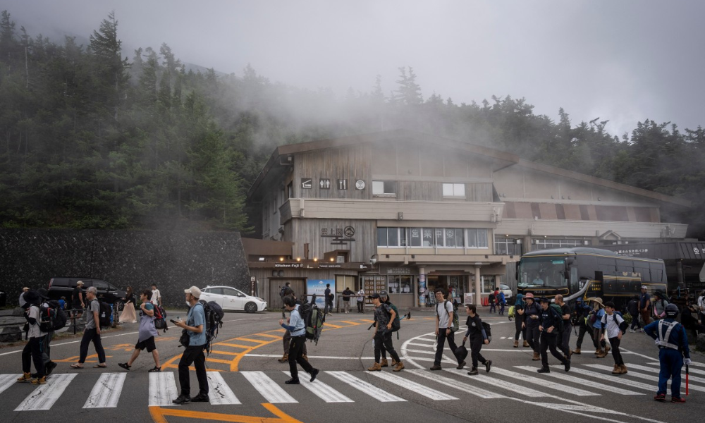 Pai deixa menino de 7 anos sozinho em trilha do Monte Fuji