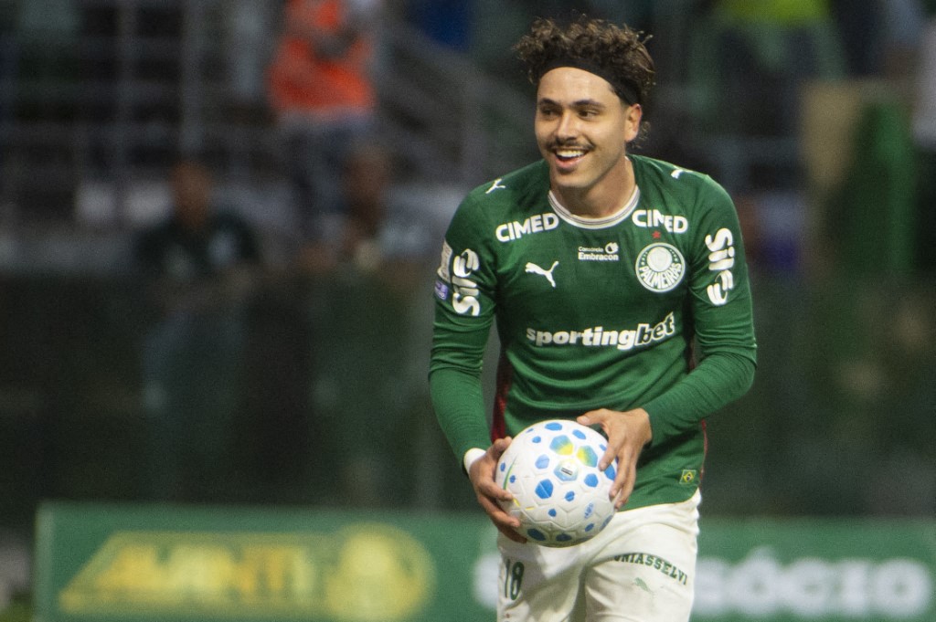 Palmeiras goleia Vasco por 4 a 1 e amplia liderança do Brasileirão