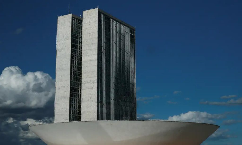 PCDF desarticula grupo com manuais de bombas e plantas 3D