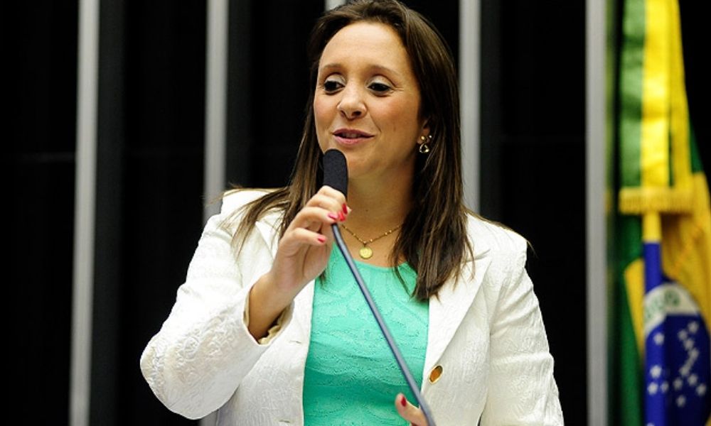 Podemos decide hoje se apoia Flávio Bolsonaro com Renata Abreu de vice