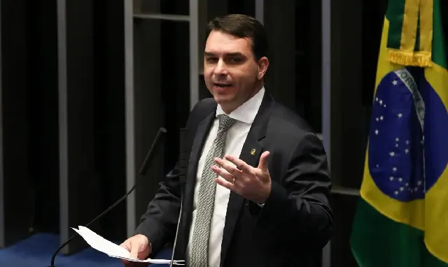 Polícia cumpre mandado contra homem que postou ameaça a Flávio Bolsonaro