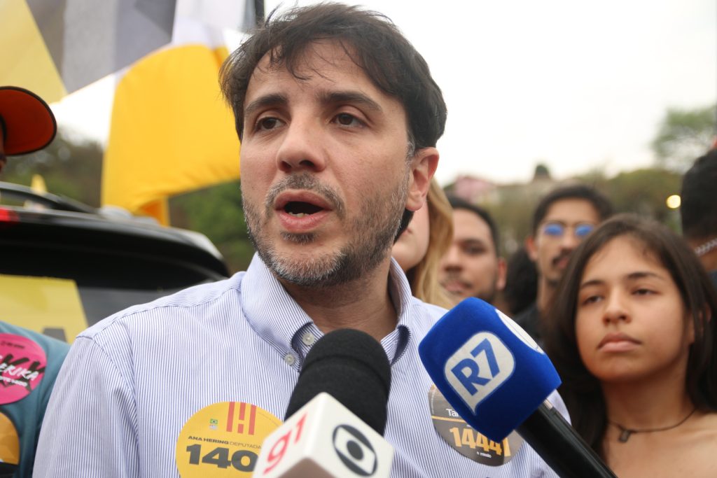 Revista britânica chama Renan Santos de 'azarão' e o compara a Milei