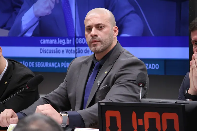 Silveira entrega ao STF documentos que apontam vínculo profissional