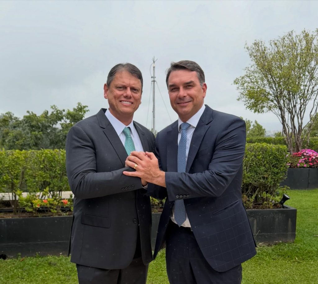 Tarcísio confirma destaque de Flávio Bolsonaro em campanha ao governo de SP