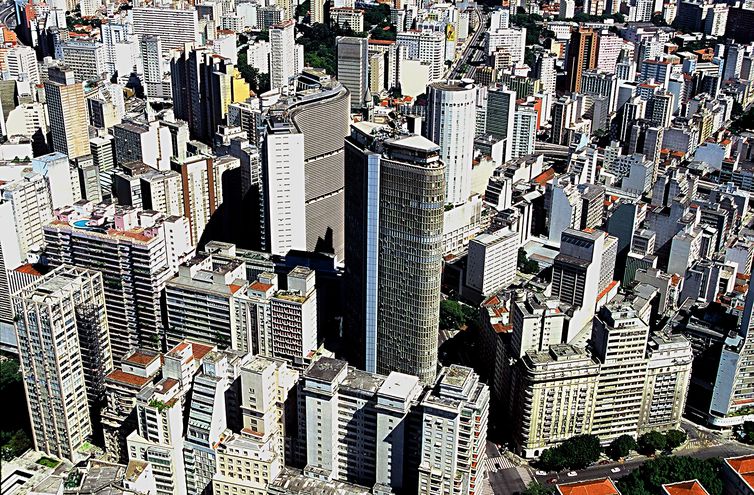 TJ-SP anula revisão e mantém limites para prédios altos
