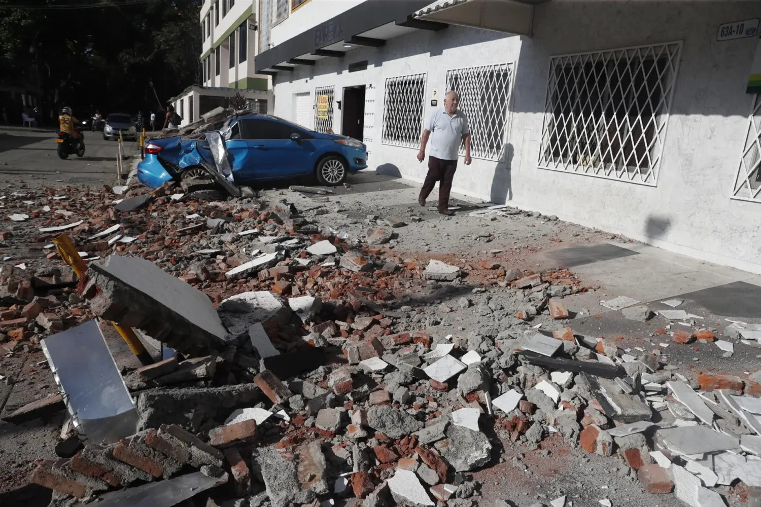 Tremor de 7,4 atinge Colômbia e deixa 74 mortos, diz governo