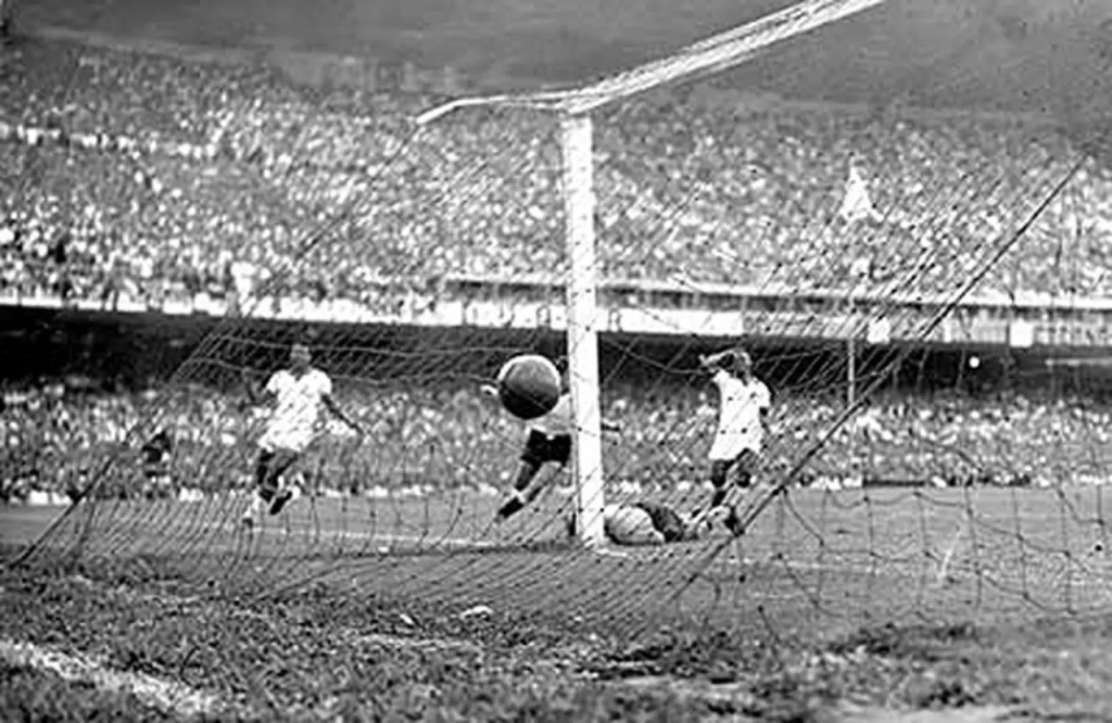 Uruguai derrota Brasil por 4 a 3 no Pacaembu e avisa para a Copa