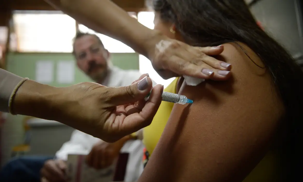 Vacinação contra HPV pode eliminar câncer cervical; Brasil encara desafio