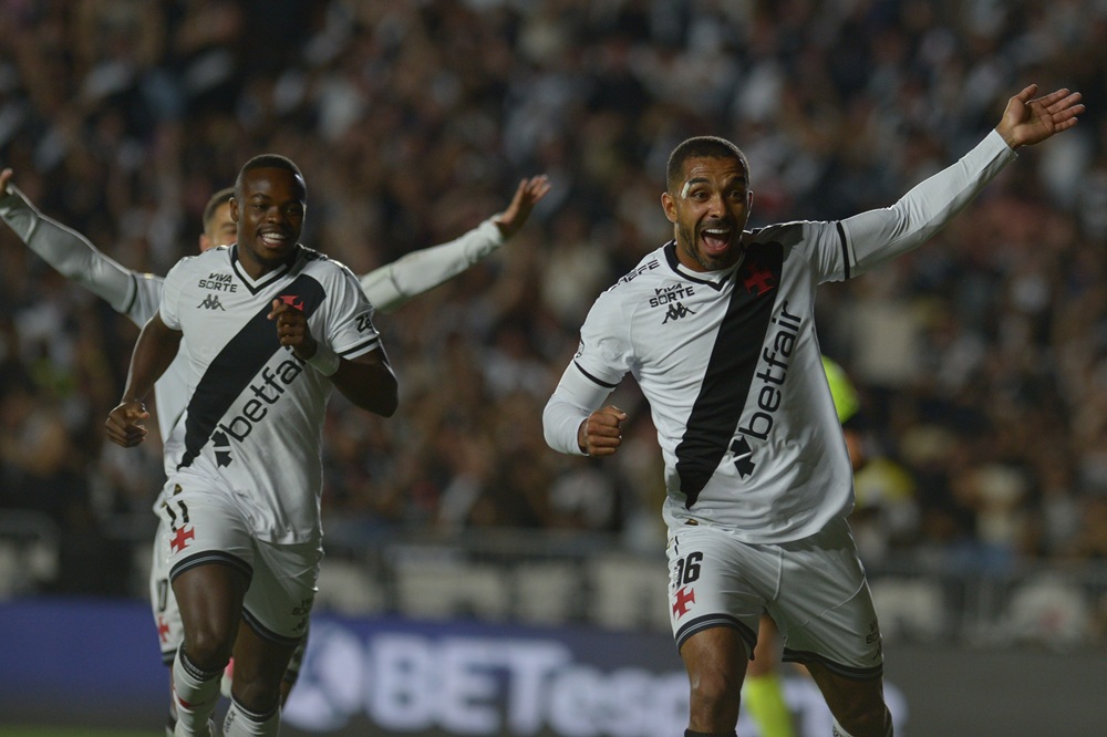 Vasco vira e goleia Olimpia em Assunção; garante vaga nas quartas
