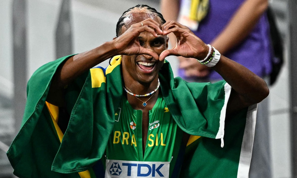 Alison dos Santos domina 400 m com barreiras e conquista ouro com 45s98