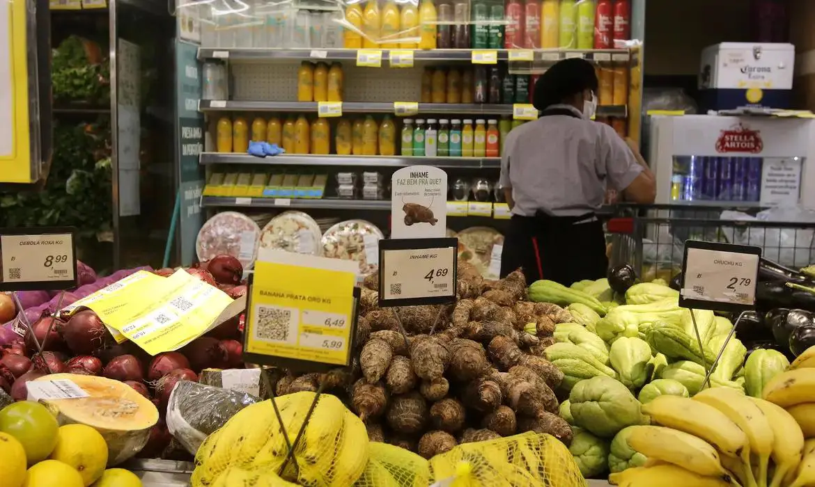 Alta dos alimentos aperta orçamento de 44,2% das famílias, diz pesquisa