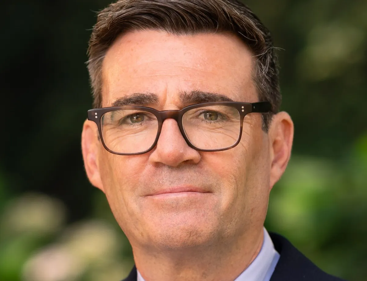 Andy Burnham transfere função por lei que impede católicos de aconselhar o rei