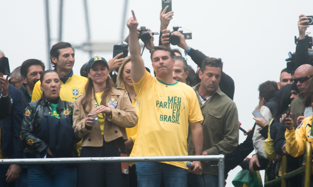 Apoiadores de Flávio ocupam Paulista e criticam Lula e Alexandre de Moraes