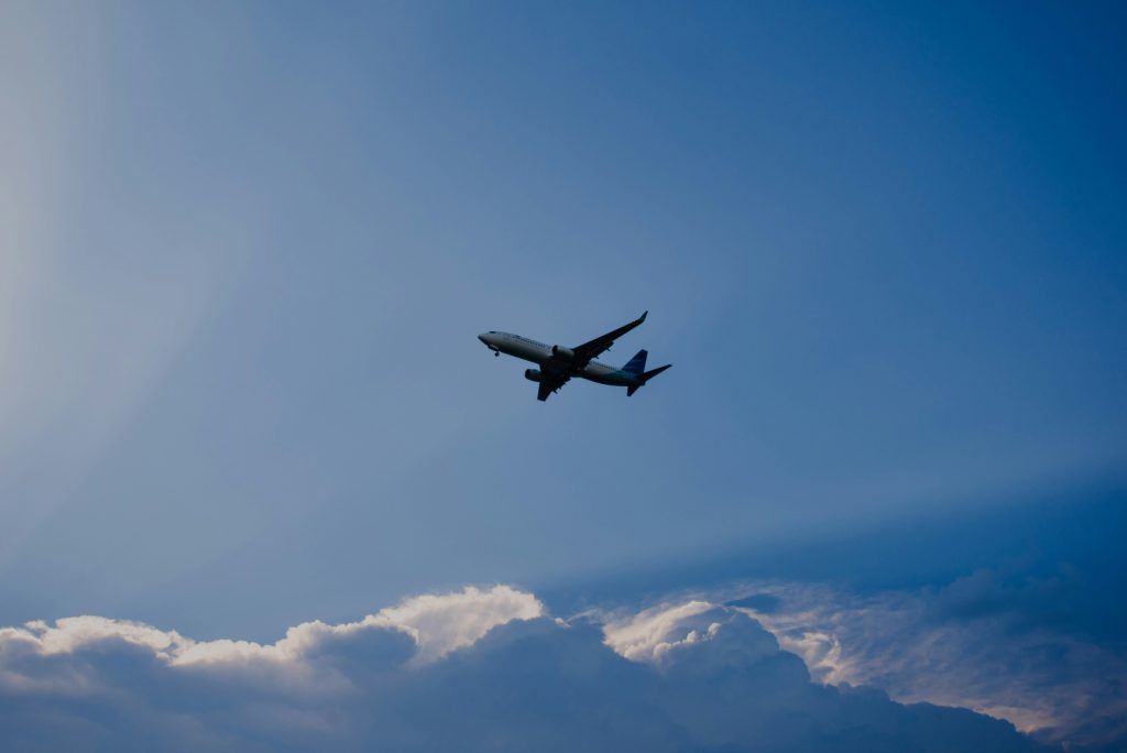 Avião da PAC com cinco pessoas desaparece em região montanhosa da Colômbia