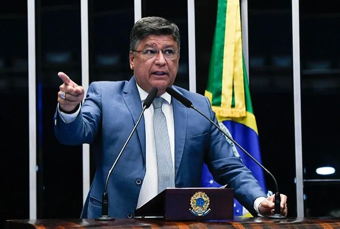 Carlos Viana protocola afastamento de Alcolumbre da Presidência do Senado
