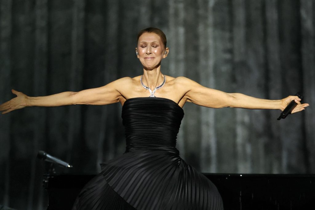 Céline Dion emociona 30 mil em retorno triunfal aos palcos de Paris